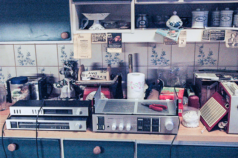 Slik kan det ofte sjå ut på kjøkenbenken. Eting må gjerast andre stader. Timeren oppe til venstre. Dette er eit Pioneer-anlegg frå 80-talet. 